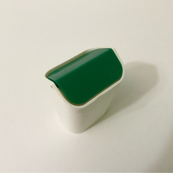 Vintage Sindy Pedigree Vacuum Cleaner and Garbage Can Doll Accessories - Picture 10 of 16